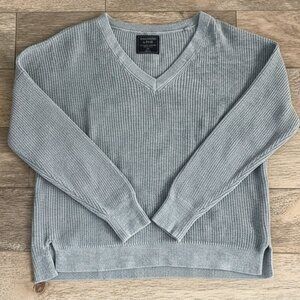 Abercrombie & Fitch Gray V-Neck Women's Sweater XS
